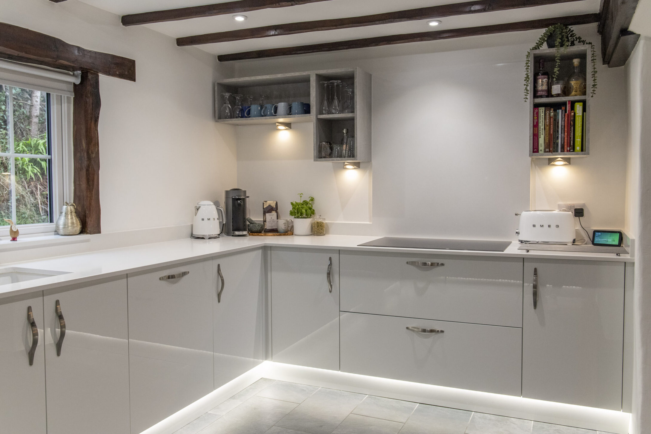 A kitchen showcasing our gloss doors in a soothing neutral colour scheme