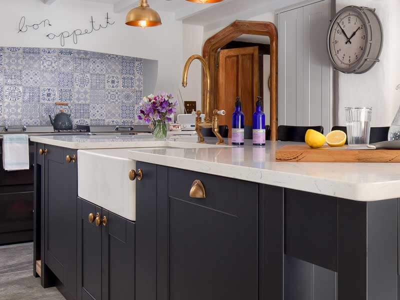 A two-toned traditional kitchen with subtle brass accents